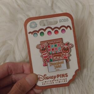 🎄FIRM! NWT DISNEY PARKS 2023 DISNEYLAND HOTEL MICKEY & MINNIE GINGERBREAD PIN